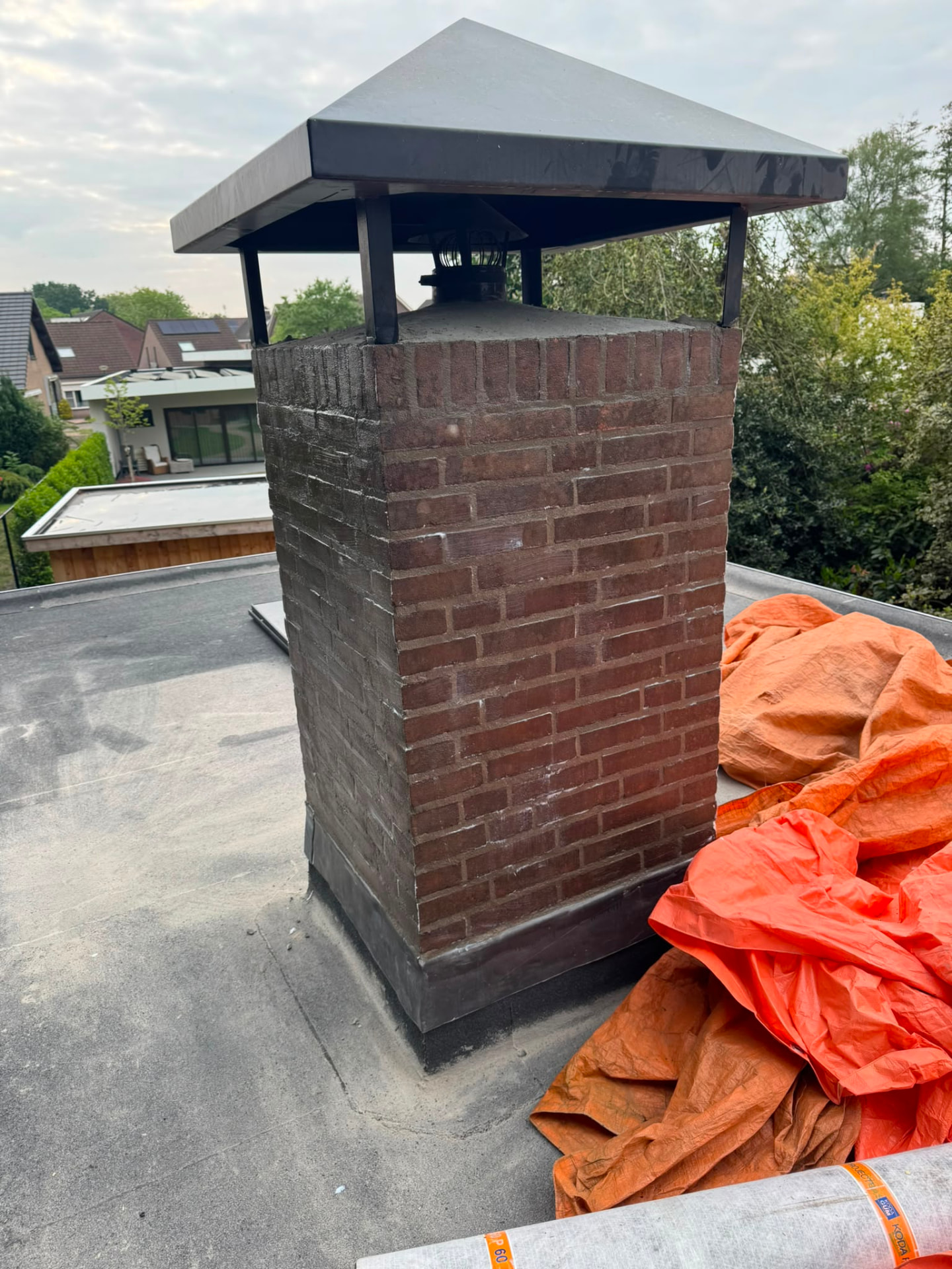 Gerenoveerde schoorsteen met regenkap