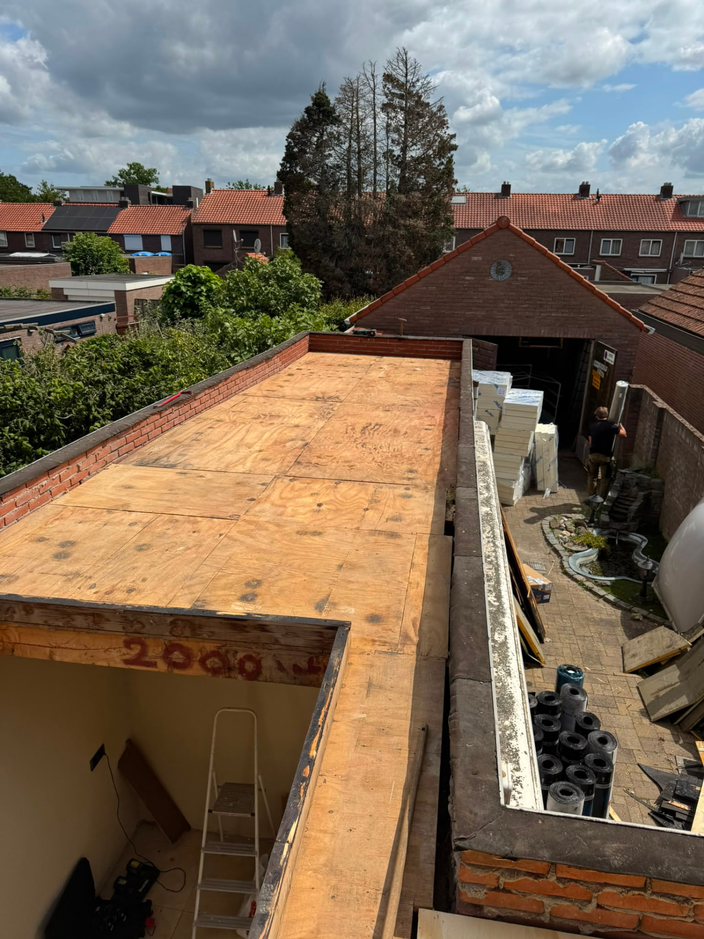 Nieuw dakbeschot op uitbouw